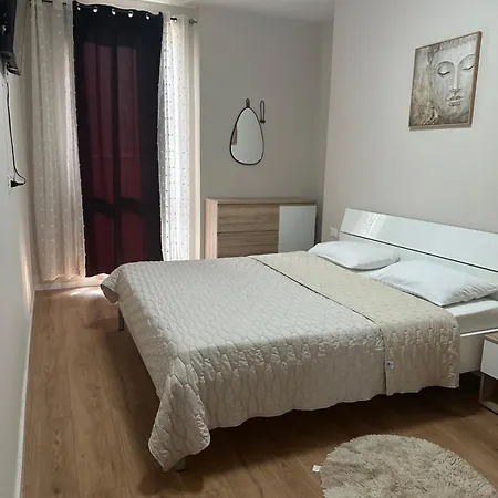 Sisi * Tirana